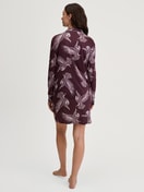 Damen-Model trägt Langarm-Nachthemd aus TENCEL™ Modal und Seide aus Modal in Rot, Floral aus Serie Moonlight Dreams von CALIDA, Rückansicht