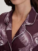 Damen-Model trägt Langarm-Nachthemd aus TENCEL™ Modal und Seide aus Modal in Rot, Floral aus Serie Moonlight Dreams von CALIDA, Detail