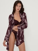 Damen-Model trägt Langarm-Nachthemd aus TENCEL™ Modal und Seide aus Modal in Rot, Floral aus Serie Moonlight Dreams von CALIDA, Vorderansicht