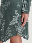 Le mannequin Femme porte le/la Chemise de nuit manches longues – Longueur 95 cm en Coton de couleur Vert, Floral, de la série Favourites Botanic de CALIDA, Détail