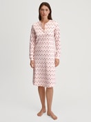 Damen-Model trägt Langarm-Nachthemd, Länge 110 cm aus 100% Baumwolle in Rosa, Floral aus Serie Midnight Flowers von CALIDA, Vorderansicht