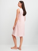 Le mannequin Femme porte le/la Chemise de nuit, longueur 95 cm en 100% coton de couleur Orange, À motifs, de la série Lovely Nights de CALIDA, Vue arrière