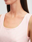 Le mannequin Femme porte le/la Chemise de nuit, longueur 95 cm en 100% coton de couleur Orange, À motifs, de la série Lovely Nights de CALIDA, Détail