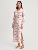 Damen-Model trägt Langarm-Nachthemd, Länge 130 cm aus 100% Baumwolle in Rosa, Floral aus Serie Midnight Flowers von CALIDA, Vorderansicht