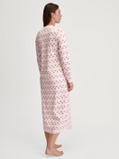 Damen-Model trägt Langarm-Nachthemd, Länge 130 cm aus 100% Baumwolle in Rosa, Floral aus Serie Midnight Flowers von CALIDA, Rückansicht