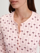 Damen-Model trägt Langarm-Nachthemd, Länge 130 cm aus 100% Baumwolle in Rosa, Floral aus Serie Midnight Flowers von CALIDA, Detail