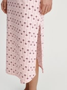 Damen-Model trägt Langarm-Nachthemd, Länge 130 cm aus 100% Baumwolle in Rosa, Floral aus Serie Midnight Flowers von CALIDA, Detail