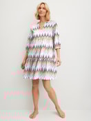 Le mannequin Femme porte le/la Chemise de nuit, longueur 95 cm en 100% coton de couleur Bleu, À motifs, de la série Favourites Tiles de CALIDA, Vue de face