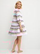 Le mannequin Femme porte le/la Chemise de nuit, longueur 95 cm en 100% coton de couleur Bleu, À motifs, de la série Favourites Tiles de CALIDA, Vue arrière