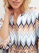 Le mannequin Femme porte le/la Chemise de nuit, longueur 95 cm en 100% coton de couleur Bleu, À motifs, de la série Favourites Tiles de CALIDA, Détail