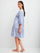 Le mannequin Femme porte le/la Chemise de nuit, longueur 95 cm en 100% coton de couleur Bleu, Floral, de la série Favourites Ocean de CALIDA, Vue arrière