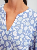 Le mannequin Femme porte le/la Chemise de nuit, longueur 95 cm en 100% coton de couleur Bleu, Floral, de la série Favourites Ocean de CALIDA, Détail