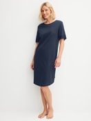 Damen-Model trägt Kurzarm-Nachthemd, Länge 100 cm aus Baumwolle in Blau, Einfarbig aus Serie Favourites Tiles von CALIDA, Vorderansicht