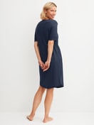 Damen-Model trägt Kurzarm-Nachthemd, Länge 100 cm aus Baumwolle in Blau, Einfarbig aus Serie Favourites Tiles von CALIDA, Rückansicht