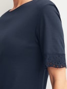 Damen-Model trägt Kurzarm-Nachthemd, Länge 100 cm aus Baumwolle in Blau, Einfarbig aus Serie Favourites Tiles von CALIDA, Detail