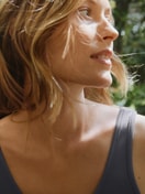 La modella / Il modello Donna indossa Camicia da notte, lunghezza 125 cm in Modal di colore Blu, Tinta unita, della serie Natural Loungewear di CALIDA, Immagine aggiuntiva