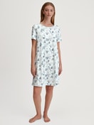 Damen-Model trägt Kurzarm-Nachthemd, Länge 95 cm aus 100% Baumwolle in Blau, Gemustert aus Serie Swiss Resort von CALIDA, Vorderansicht