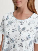 Damen-Model trägt Kurzarm-Nachthemd, Länge 95 cm aus 100% Baumwolle in Blau, Gemustert aus Serie Swiss Resort von CALIDA, Detail