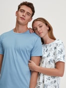 Damen-Model trägt Kurzarm-Nachthemd, Länge 95 cm aus 100% Baumwolle in Blau, Gemustert aus Serie Swiss Resort von CALIDA, Zusatzbild