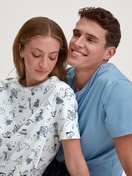 Damen-Model trägt Kurzarm-Nachthemd, Länge 95 cm aus 100% Baumwolle in Blau, Gemustert aus Serie Swiss Resort von CALIDA, Zusatzbild