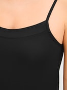 La modella / Il modello Donna indossa Camicia da notte con spalline sottili, lunghezza 95 cm in Modal di colore Nero, Tinta unita, della serie Balancing Dreams di CALIDA, Dettaglio