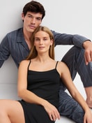 La modella / Il modello Donna indossa Camicia da notte con spalline sottili, lunghezza 95 cm in Modal di colore Nero, Tinta unita, della serie Balancing Dreams di CALIDA, Immagine aggiuntiva