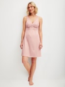 La modella / Il modello Donna indossa Camicia da notte, lunghezza 95 cm in Modal di colore Rosa, Pizzo, della serie Elegant Dreams di CALIDA, Vista frontale