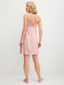 La modella / Il modello Donna indossa Camicia da notte, lunghezza 95 cm in Modal di colore Rosa, Pizzo, della serie Elegant Dreams di CALIDA, Vista posteriore