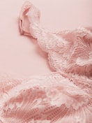 La modella / Il modello Donna indossa Camicia da notte, lunghezza 95 cm in Modal di colore Rosa, Pizzo, della serie Elegant Dreams di CALIDA, Immagine aggiuntiva