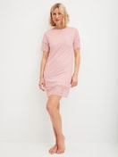 La modella / Il modello Donna indossa Camicia da notte a maniche corte, lunghezza 95 cm in Modal di colore Rosa, Pizzo, della serie Elegant Dreams di CALIDA, Vista frontale