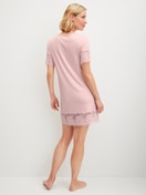 La modella / Il modello Donna indossa Camicia da notte a maniche corte, lunghezza 95 cm in Modal di colore Rosa, Pizzo, della serie Elegant Dreams di CALIDA, Vista posteriore