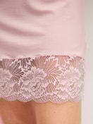 La modella / Il modello Donna indossa Camicia da notte a maniche corte, lunghezza 95 cm in Modal di colore Rosa, Pizzo, della serie Elegant Dreams di CALIDA, Dettaglio