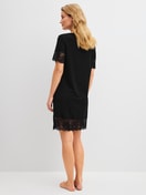 Le mannequin Femme porte le/la Chemise de nuit à manches courtes, longueur 95 cm en Modal de couleur Noir, Dentelle, de la série Elegant Dreams de CALIDA, Vue arrière