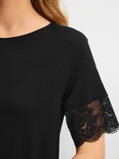 Le mannequin Femme porte le/la Chemise de nuit à manches courtes, longueur 95 cm en Modal de couleur Noir, Dentelle, de la série Elegant Dreams de CALIDA, Détail