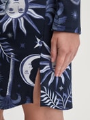 Damen-Model trägt Langarm-Nachthemd mit Knöpfen, Länge 95 cm aus 100% Baumwolle in Blau, Gemustert aus Serie Winter Dreams von CALIDA, Detail