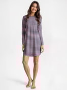 Le mannequin Femme porte le/la Chemise de nuit manches longues – Longueur 95 cm en 100% coton de couleur Bleu, Rayée, de la série Nightwear Xtra de CALIDA, Vue de face