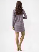 Le mannequin Femme porte le/la Chemise de nuit manches longues – Longueur 95 cm en 100% coton de couleur Bleu, Rayée, de la série Nightwear Xtra de CALIDA, Vue arrière