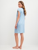 Damen-Model trägt Kurzarm-Nachthemd, Länge 95cm aus 100% Baumwolle in Blau, Gemustert aus Serie Lovely Nights von CALIDA, Rückansicht