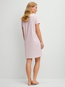 La modella / Il modello Donna indossa Camicia da notte a maniche corte, lunghezza 95 cm in 100% cotone di colore Rosa, Floreale, della serie Cotton Special di CALIDA, Vista posteriore