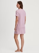 Damen-Model trägt Kurzarm-Nachthemd, Länge 90 cm aus 100% Baumwolle in Rosa, Gestreift aus Serie Striped Dreams von CALIDA, Rückansicht