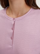 Damen-Model trägt Kurzarm-Nachthemd, Länge 90 cm aus 100% Baumwolle in Rosa, Gestreift aus Serie Striped Dreams von CALIDA, Detail