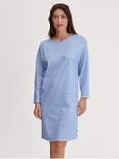 Damen-Model trägt Langarm-Nachthemd, Länge 100 cm aus 100% Baumwolle in Blau, Gemustert aus Serie Lovely Nights von CALIDA, Vorderansicht