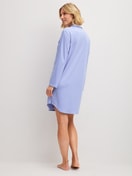 Damen-Model trägt Langarm-Nachthemd, Länge 95 cm aus 100% Baumwolle in Blau, Einfarbig aus Serie EDITION 85 von CALIDA, Rückansicht