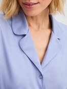 Damen-Model trägt Langarm-Nachthemd, Länge 95 cm aus 100% Baumwolle in Blau, Einfarbig aus Serie EDITION 85 von CALIDA, Detail