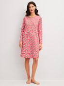 La modella / Il modello Donna indossa Camicia da notte a maniche lunghe – Lunghezza 100 cm in 100% cotone di colore Rosso, Modello, della serie Fruity Dreams di CALIDA, Vista frontale