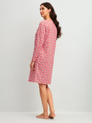 La modella / Il modello Donna indossa Camicia da notte a maniche lunghe – Lunghezza 100 cm in 100% cotone di colore Rosso, Modello, della serie Fruity Dreams di CALIDA, Vista posteriore