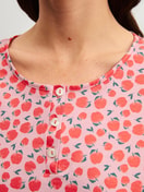 La modella / Il modello Donna indossa Camicia da notte a maniche lunghe – Lunghezza 100 cm in 100% cotone di colore Rosso, Modello, della serie Fruity Dreams di CALIDA, Dettaglio