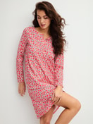 La modella / Il modello Donna indossa Camicia da notte a maniche lunghe – Lunghezza 100 cm in 100% cotone di colore Rosso, Modello, della serie Fruity Dreams di CALIDA, Immagine aggiuntiva
