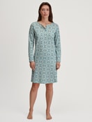 Damen-Model trägt Langarm-Nachthemd, Länge 100 cm aus 100% Baumwolle in Blau, Gemustert aus Serie Ornament Nights von CALIDA, Vorderansicht