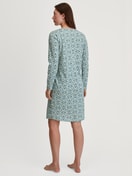 Damen-Model trägt Langarm-Nachthemd, Länge 100 cm aus 100% Baumwolle in Blau, Gemustert aus Serie Ornament Nights von CALIDA, Rückansicht